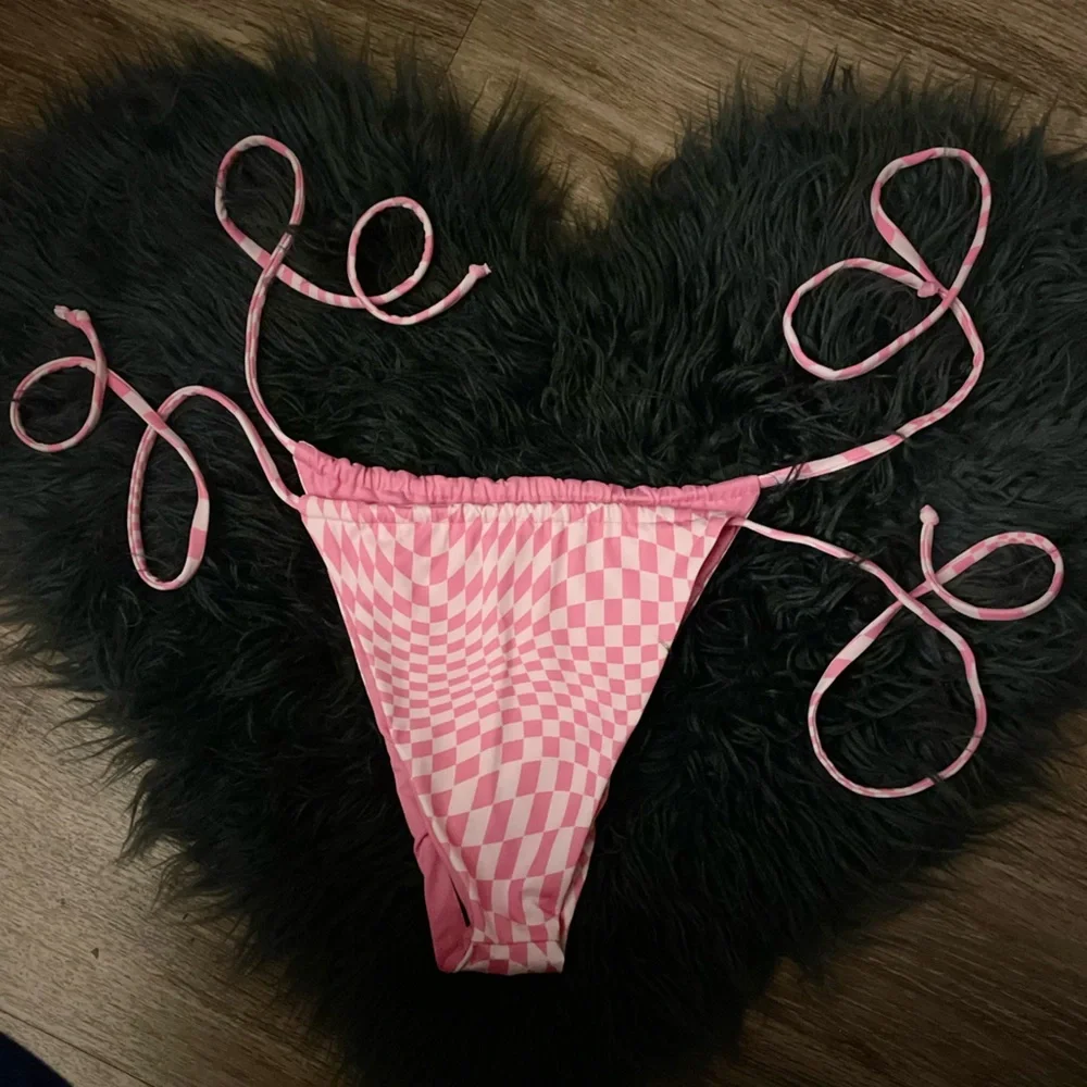Frankie’s Bikinis NWOT Tia String Bikini Bottoms in Creative Pink Morrison Large